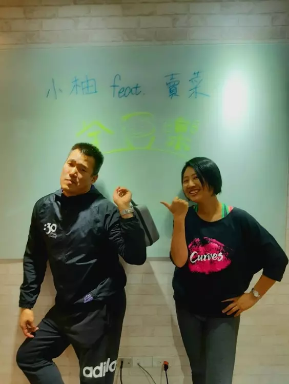 圖 全豆樂版權所有／Curves 可爾姿女性 30 分鐘環狀運動健身房三間分店之加盟主郭珈佑（左）、全豆樂創辦人鄧琇文老師（右）。