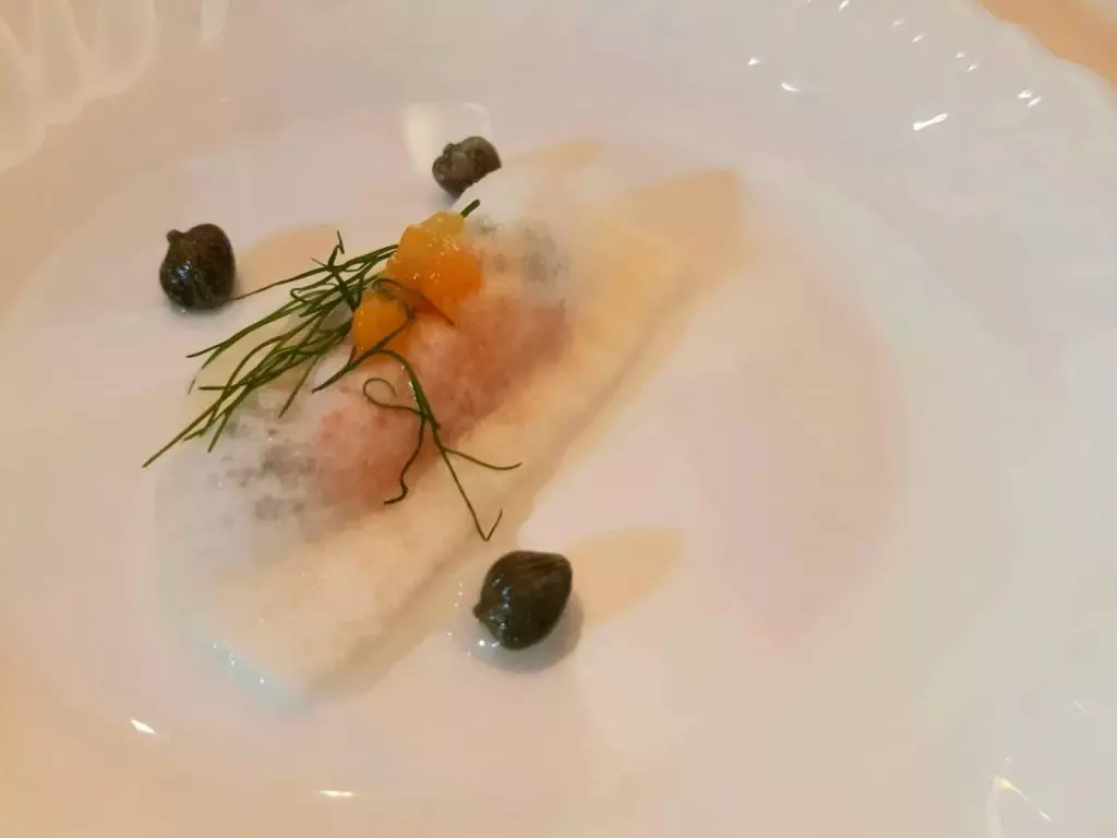 圖/開胃小點:醃蘿蔔餃.酸豆.鮭魚.蒔蘿.芒果。