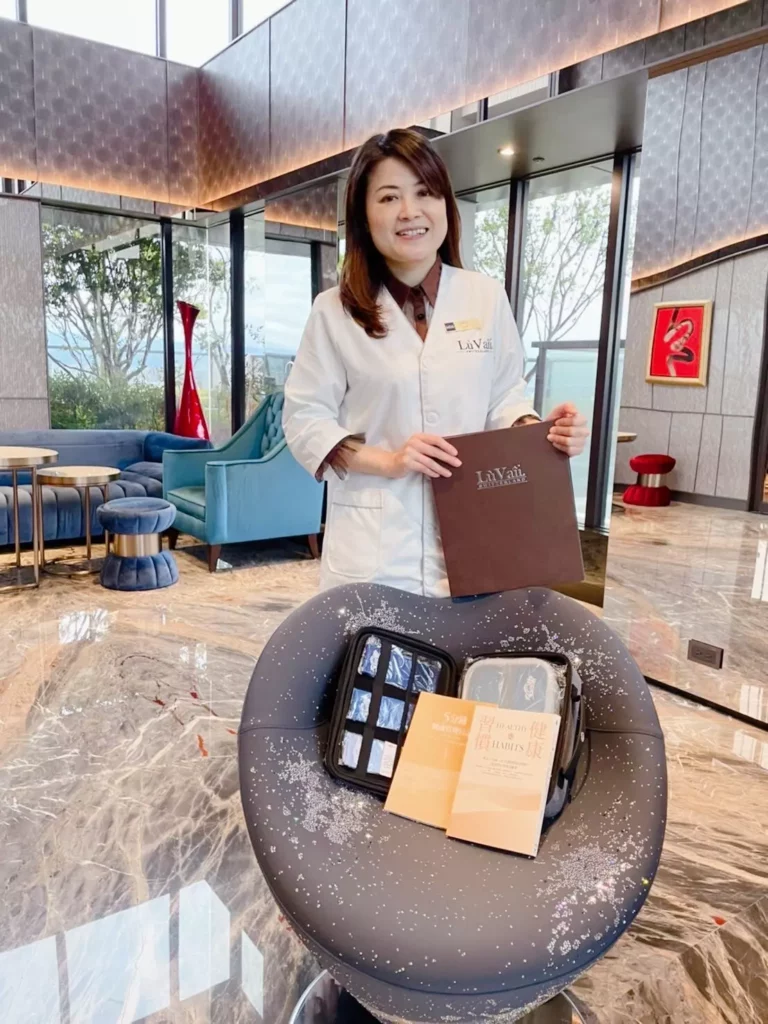圖／LuVaii 露琺意水安會館店長林美君店長與全豆樂《習慣要健康自主健康管理禮盒》。