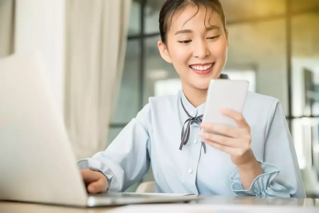 圖／比起電話聯繫與Email聯繫，通訊軟體相對來說較沒有限制，訊息的傳送也較輕鬆方便，不過在時間上的掌握一樣要注意。