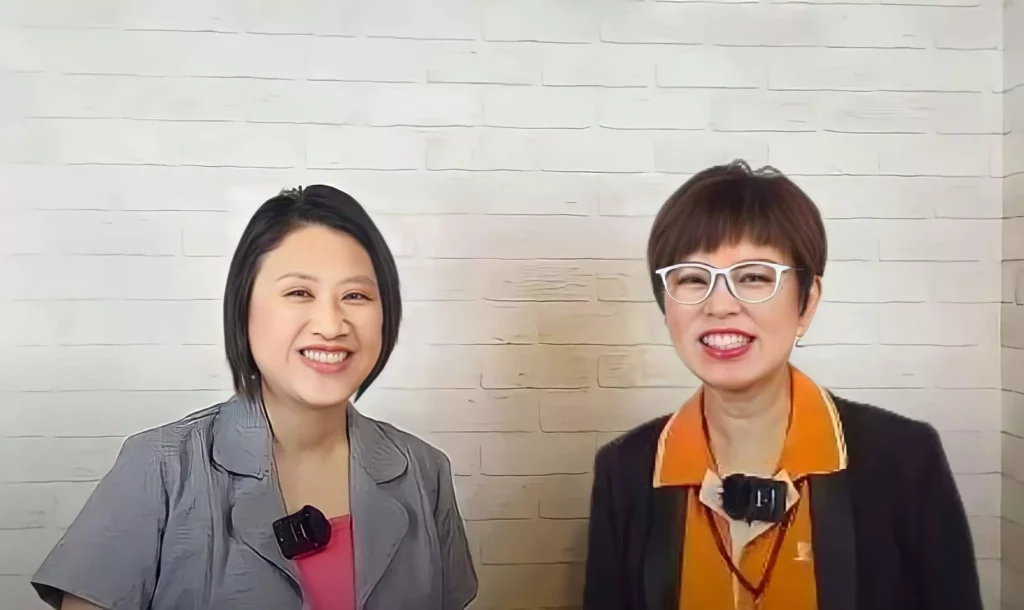 圖 全豆樂版權所有／訪談過程中我們看到的邱翠珍老師是個自信美人。全豆樂創辦人鄧琇文老師（左）、康立皇家團隊護眼親善大使邱翠珍老師（右)。