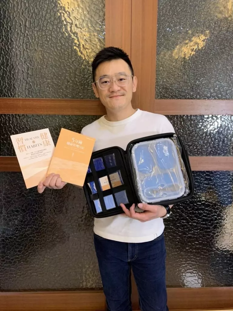 圖／免師傅調理食品專賣店老闆──賴忠毅先生與全豆樂《習慣要健康自主健康管理禮盒》。