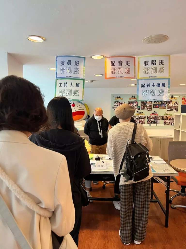 圖 鄧琇文提供／除了主持人班，還有演員班、配音班、歌唱班、記者主播班。